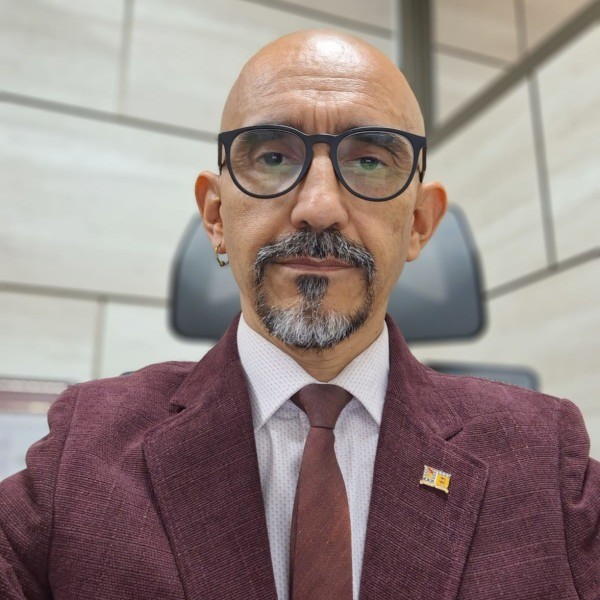 Fotografía del profesor Sergio Hernández